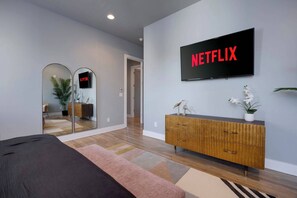4 bedrooms, desk, iron/ironing board, WiFi - Rooftop Skyline Views DT Nash Sleeps 12 (Nashville)