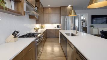 Réfrigérateur, micro-ondes, four, plaque de cuisson