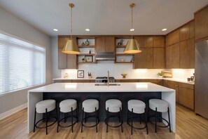Fridge, microwave, oven, stovetop - Rooftop Skyline Views DT Nash Sleeps 12 (Nashville)
