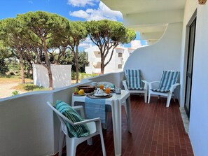 Outdoor dining - VILAMOURA COSY 3 WITH POOL by HOMING (Vilamoura)