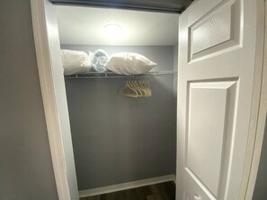 Vestidor con barra para colgar y puerta.