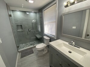 Een bad/douchecombinatie, gratis toiletartikelen, een haardroger