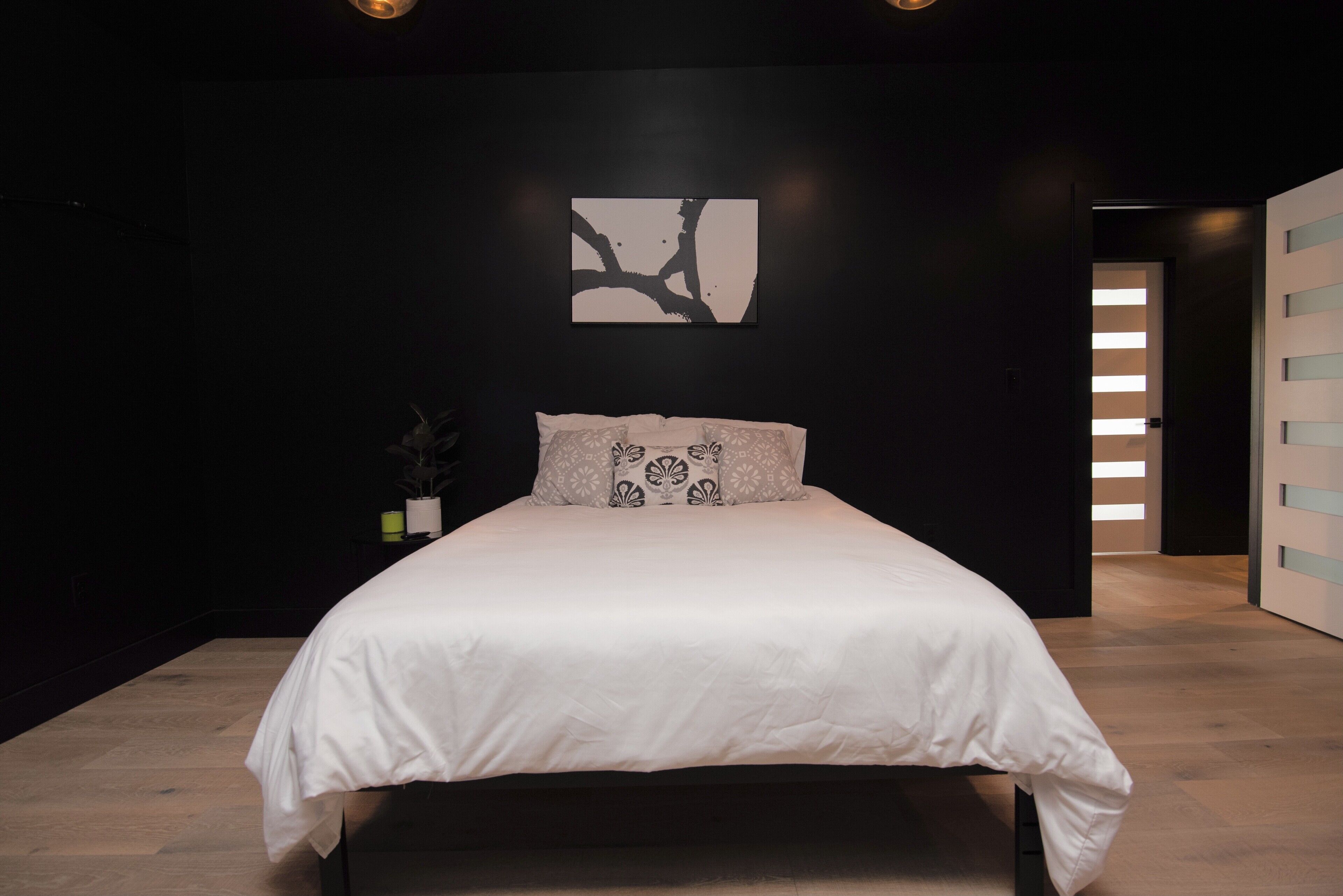 Spacious 5 bedroom Modern Rental w/ POOL TABLE