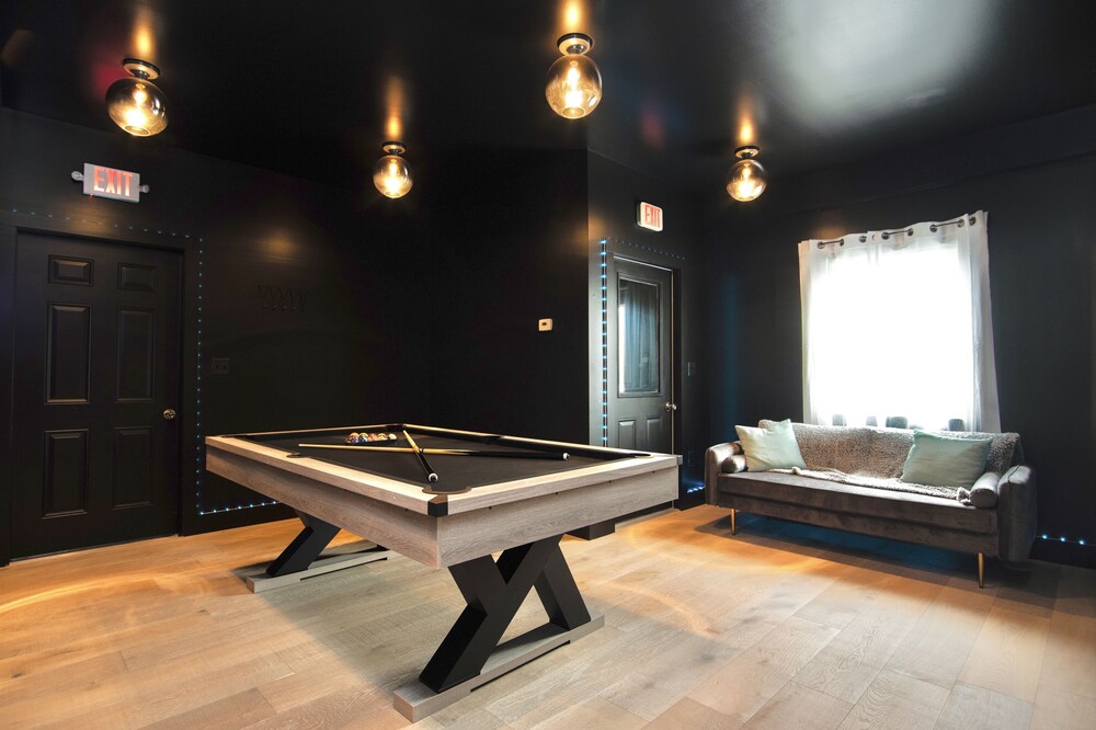 Spacious 5 bedroom Modern Rental w/ POOL TABLE