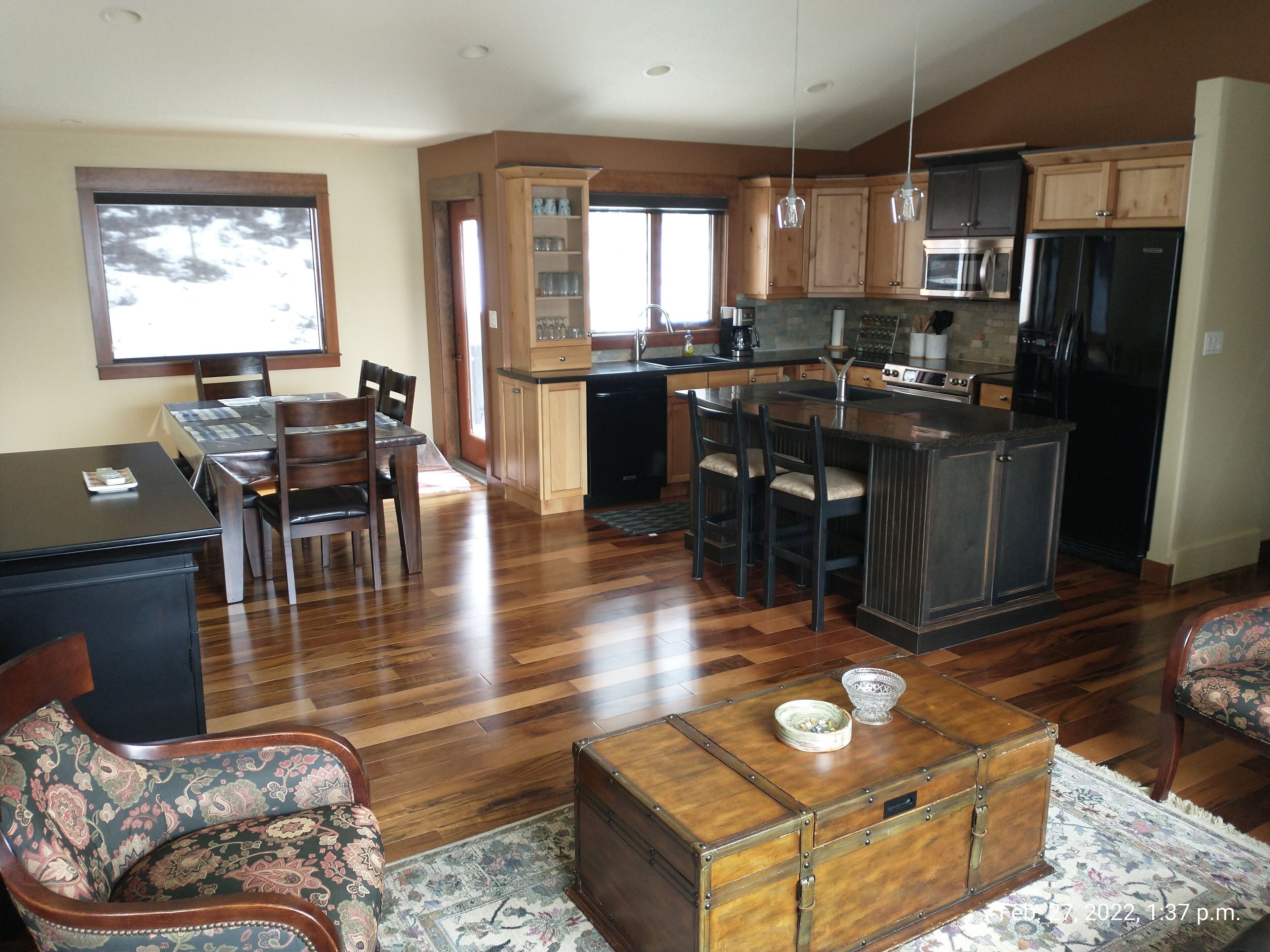 1 min to golf course, 5 min to ski hill and hot springs