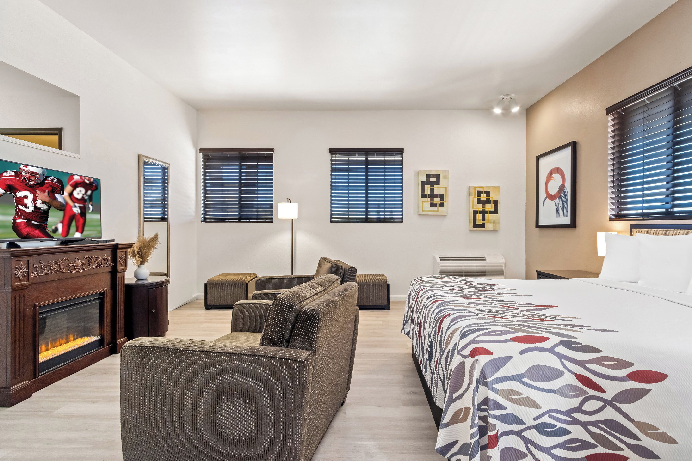 Suite, 1 King Bed, Non Smoking | Desk, blackout drapes, iron/ironing board, free WiFi