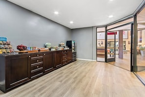 Een moderne keuken met een houten aanrecht, inbouwmeubels en een uitzicht op de eetruimte.