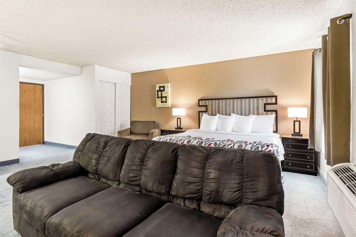 Suite, 1 King Bed, Non Smoking