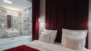 ميني بار ومكتب وتجهيزات عازلة للصوت وواي فاي مجانًا