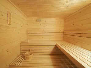 Dobbeltrom – deluxe, badstue | Oppholdsområde | En 42-tommers Flatskjerm-TV med kabel-kanaler samt TV