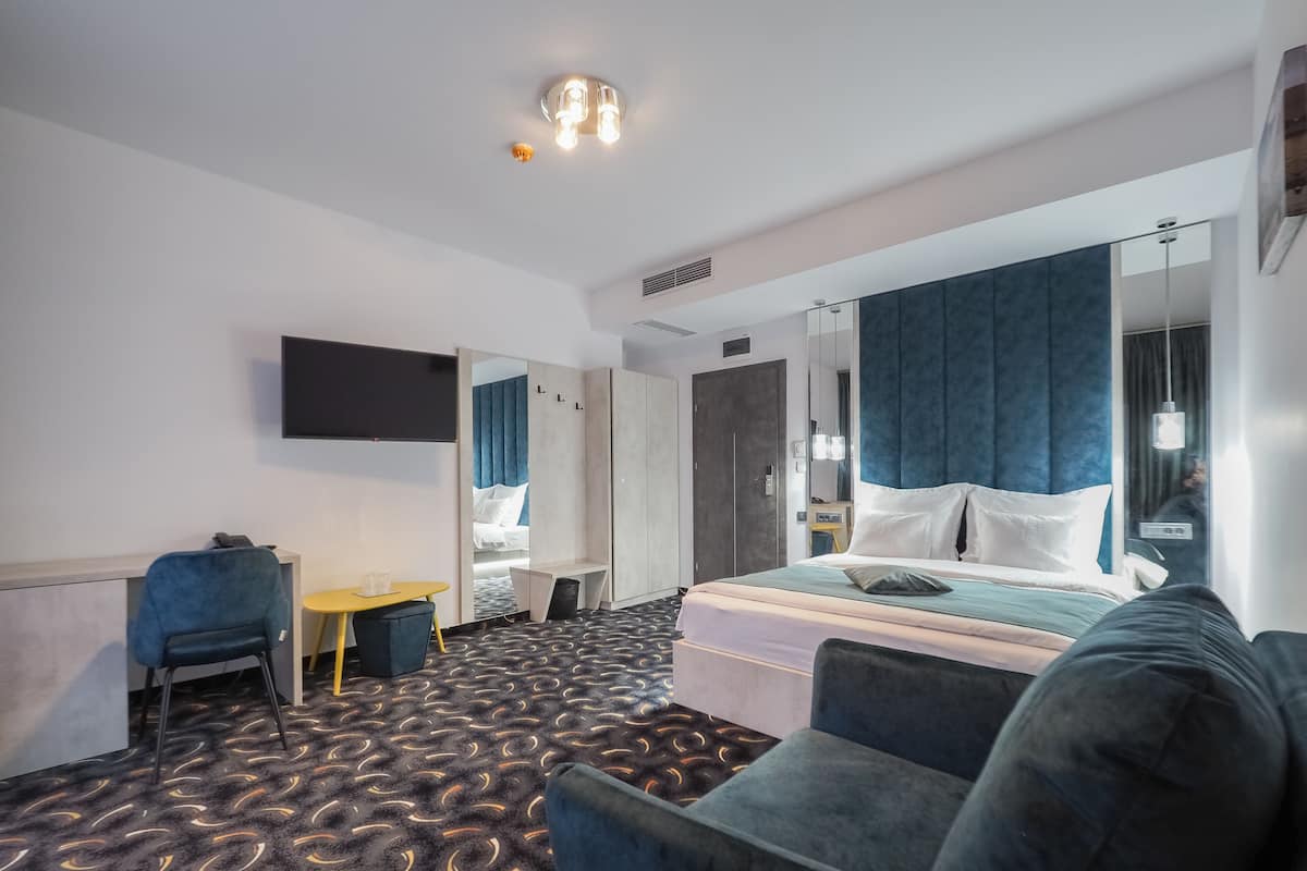 Phòng đôi Cao cấp | Minibar, bàn, phòng cách âm, truy cập Internet không dây miễn phí