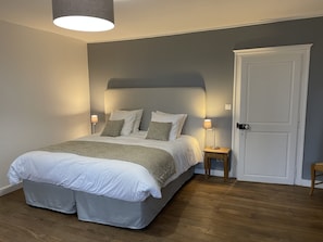 7 bedrooms, travel crib, free WiFi, bed sheets