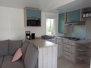 Jääkaappi, mikroaaltouuni, uuni, liesi