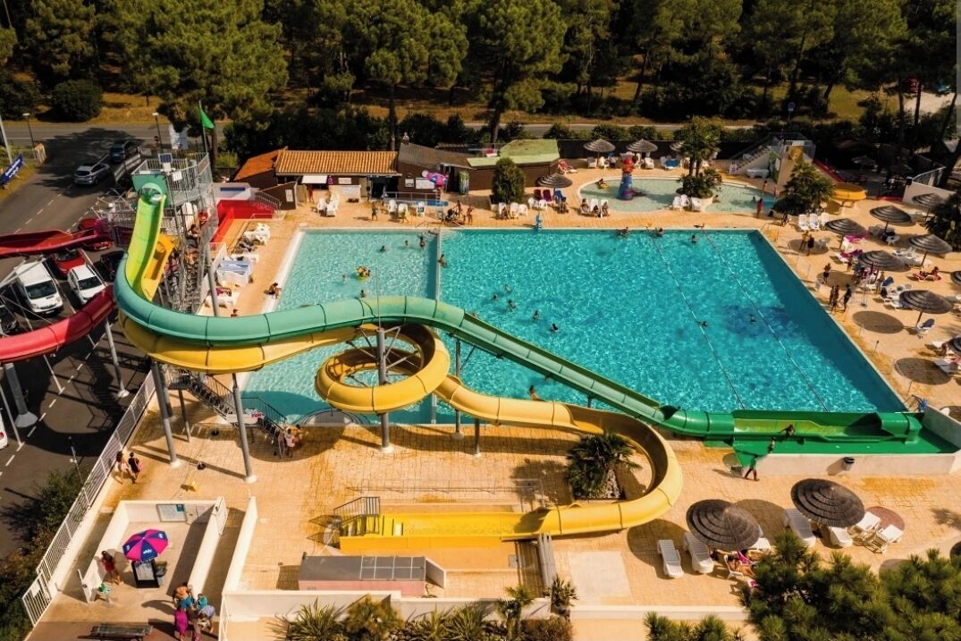 Een buitenzwembad en een verwarmd zwembad