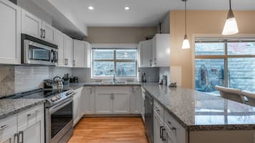 Apartamento (2 Bedrooms) | Cozinha privada | Micro-ondas, fogão, cooktop, lava-louças