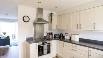 Cottage | Private kitchen | Fridge, dishwasher, electric kettle, toaster