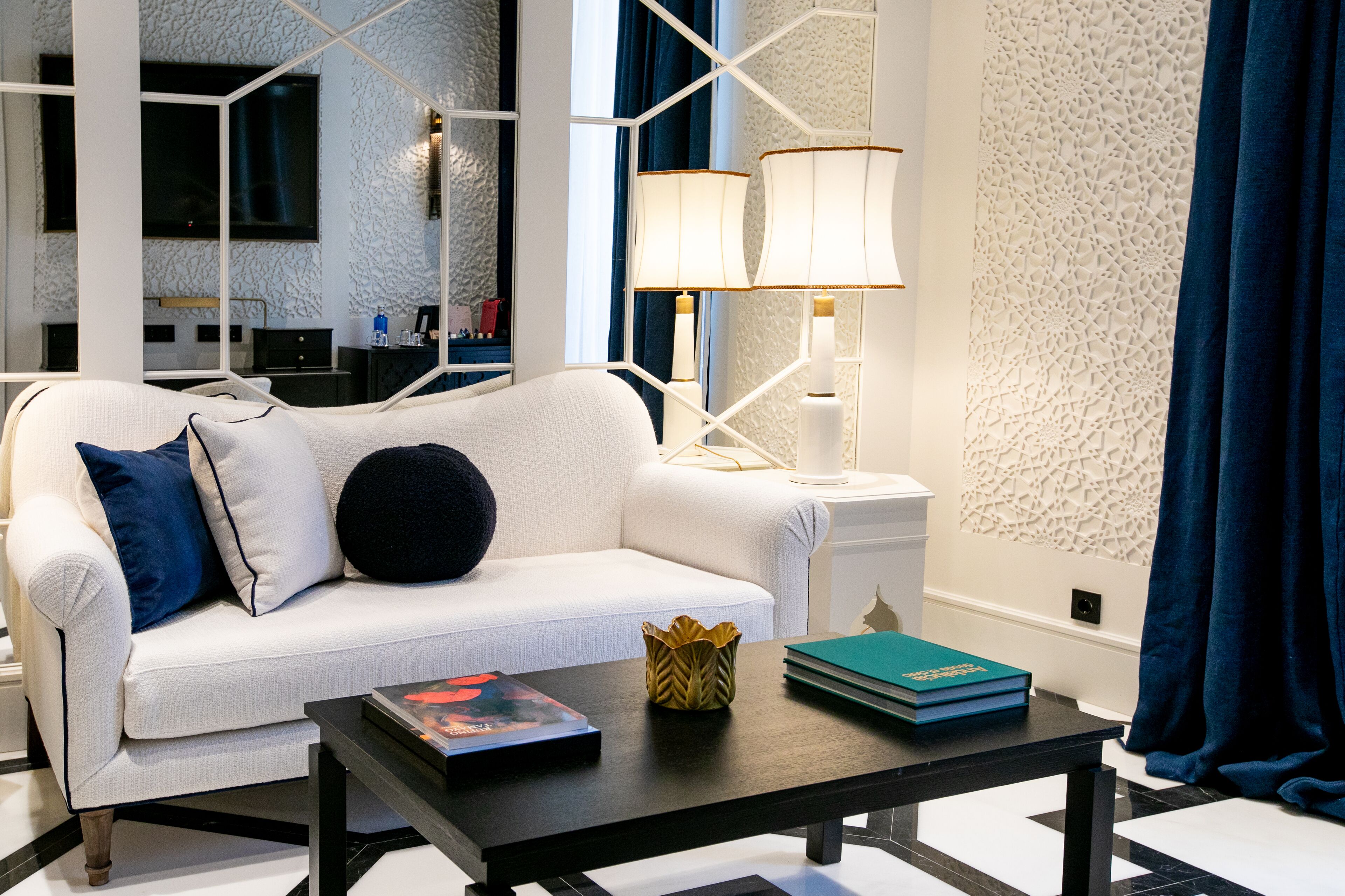 Junior suite | Woonruimte | Een 80-inch smart-tv met digitale zenders en een televisie