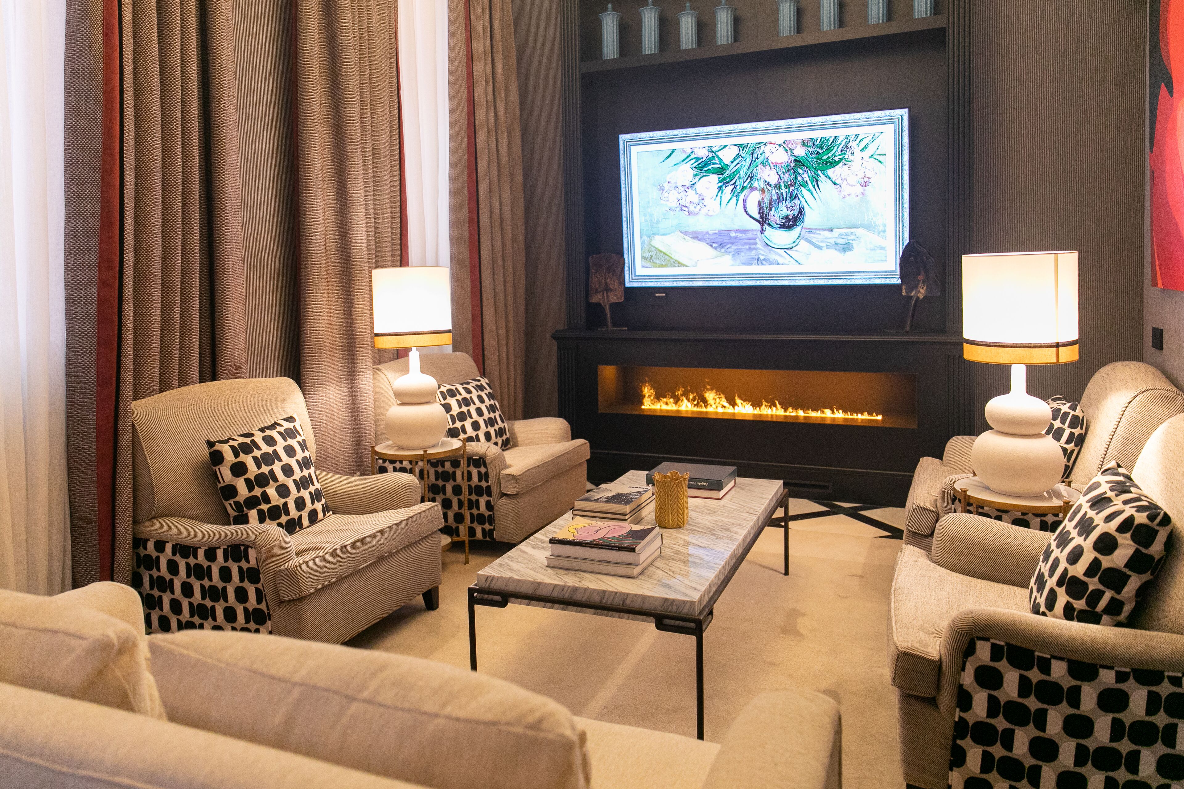 Een 80-inch smart-tv met digitale zenders en een televisie