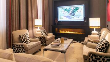 Een 80-inch smart-tv met digitale zenders en een televisie