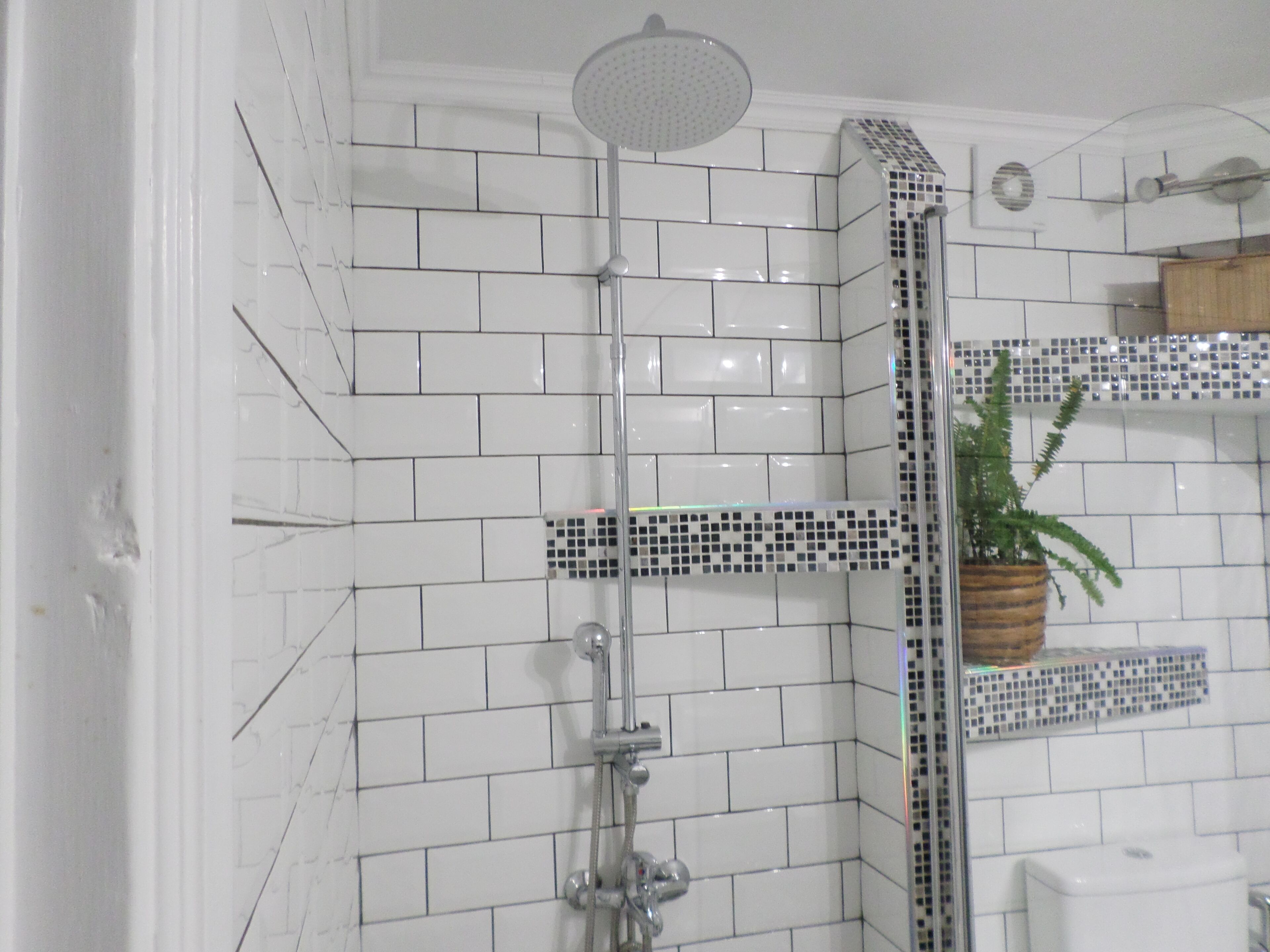 Douche, sèche-cheveux, bidet, serviettes fournies