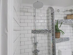 Chuveiro, secador de cabelo, bidê, toalhas de banho