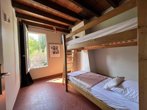 6 bedrooms, desk, iron/ironing board, free WiFi