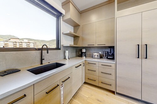 New ski-in townhome at The Ridge with private hot tub & walkable Canyons Village