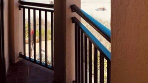 Un balcon avec vue sur la plage et l’océan.