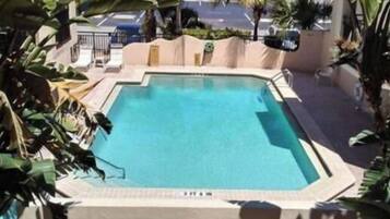 Utomhuspool och uppvärmd pool