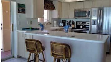 Een koelkast, een magnetron, een oven, een kookplaat