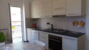 Frigorifero, forno, piano cottura, lavastoviglie