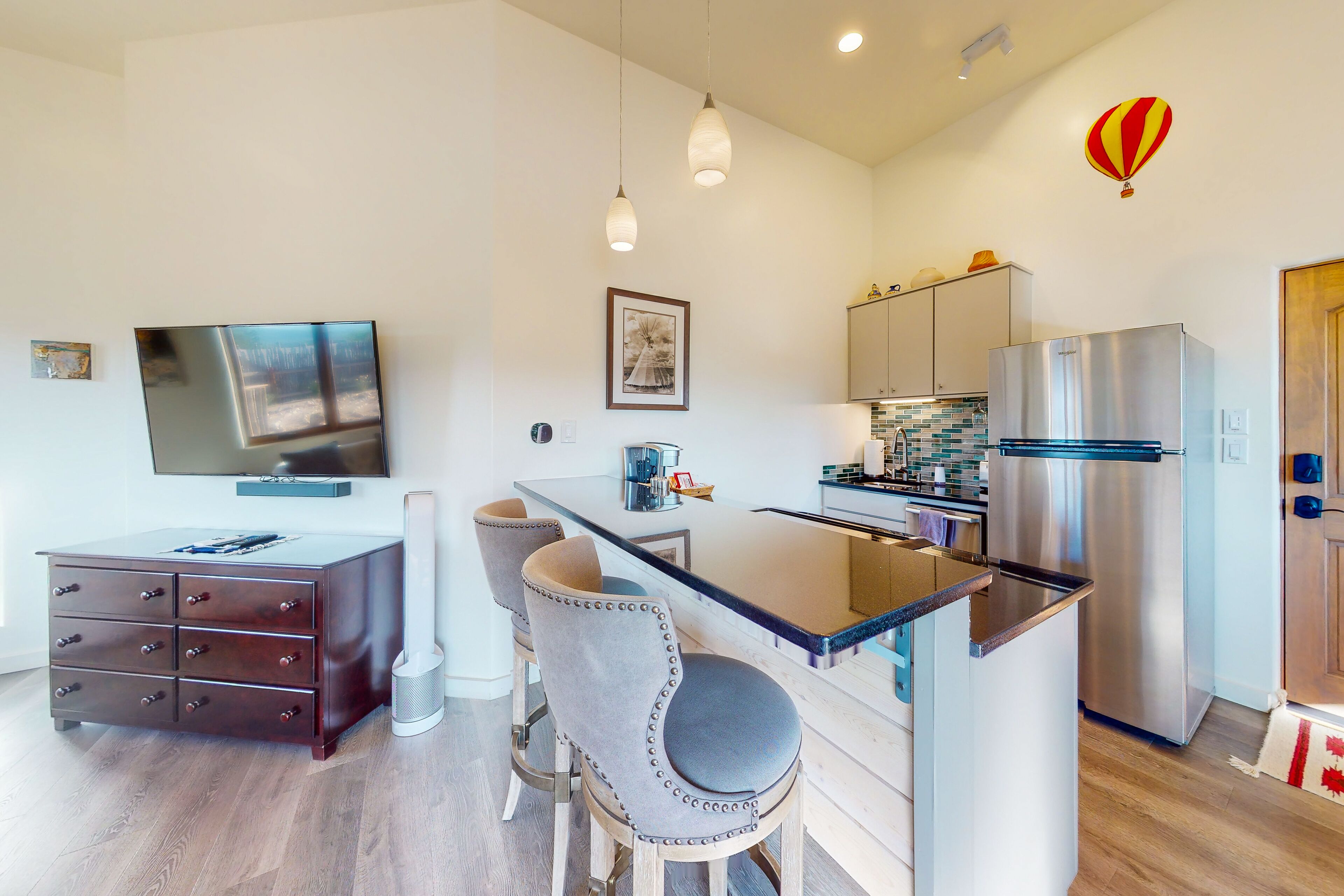 Réfrigérateur, micro-ondes, four, plaque de cuisson