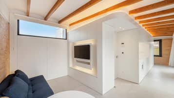 Edredón, caja de seguridad en la habitación y cortinas blackout