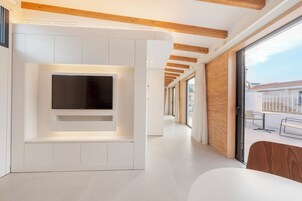 Edredones de plumas, caja fuerte, cortinas opacas