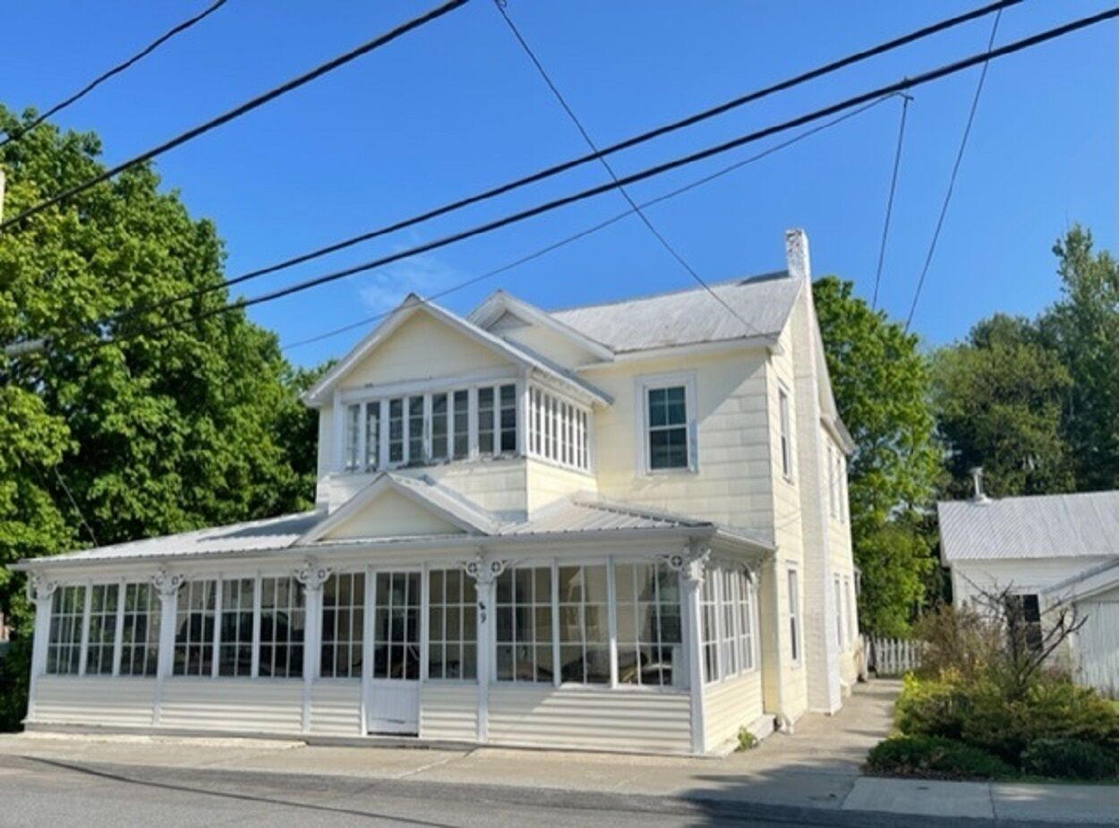 Sapphire House-Large Beautiful home in the Adirondacks! Only 15m to LkGeorge