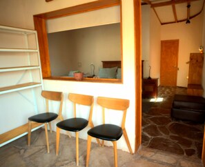 Habitación triple superior, varias camas, baño privado, en la zona del patio | Zona de estar