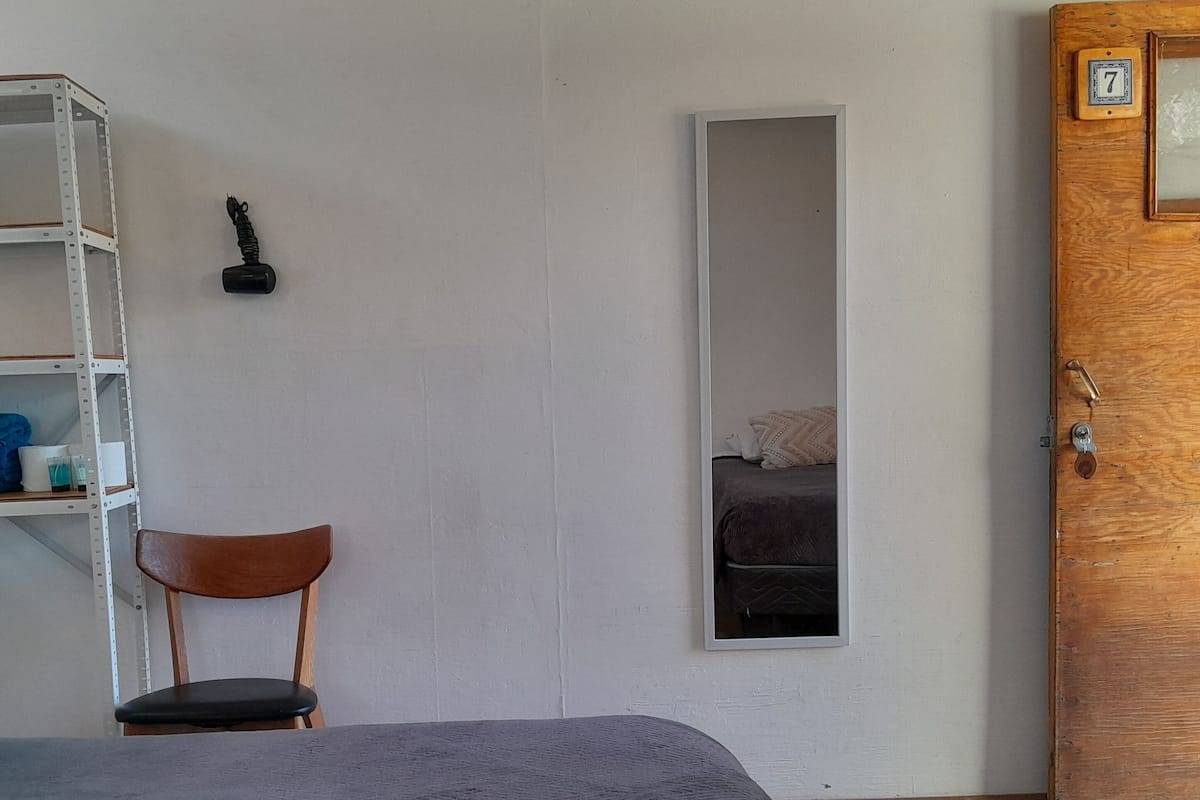 Basica matrimonial single, baño exterior compartido