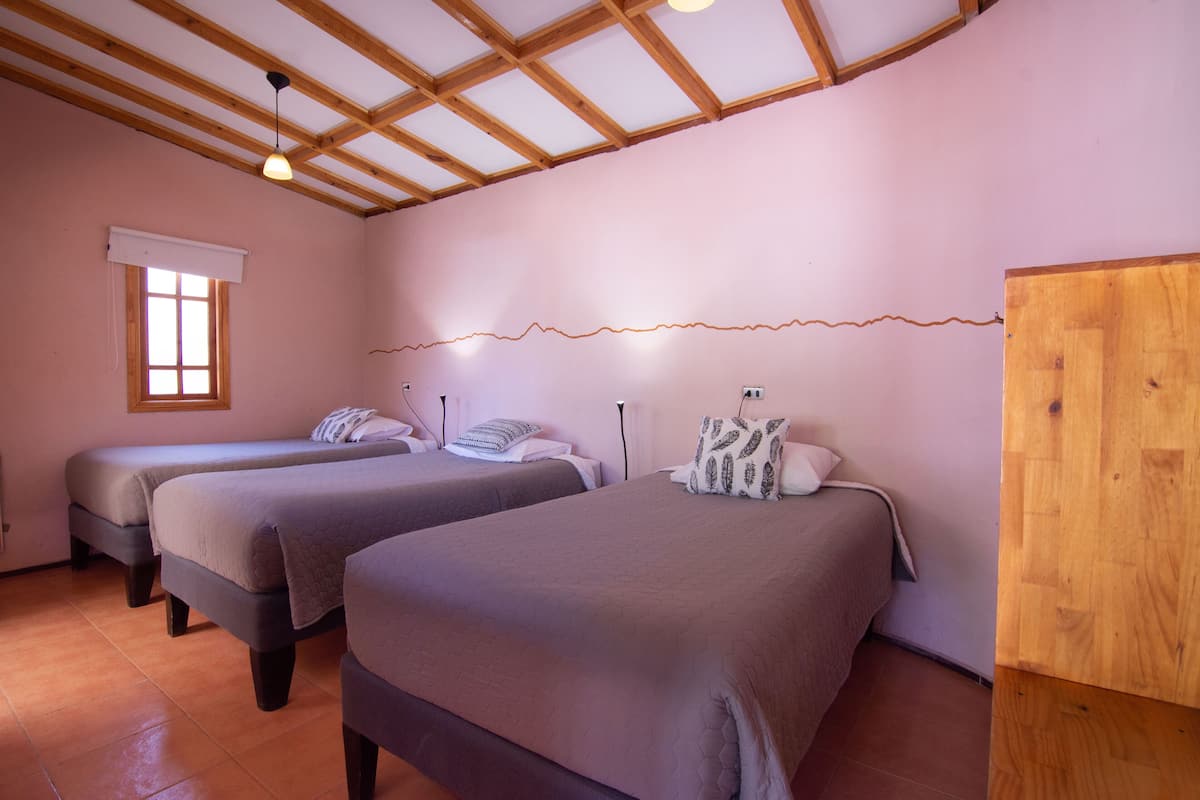 Chambre Triple Supérieure, plusieurs lits, salle de bains privée, cÎté cour intérieure