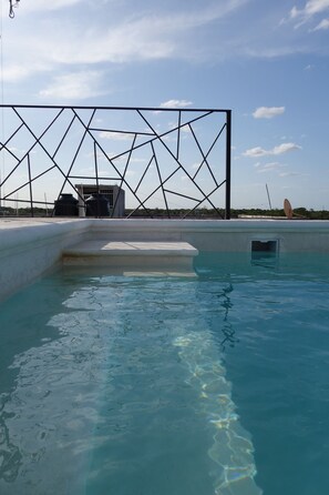 Una piscina al aire libre (de 08:00 a 23:00), sombrillas, tumbonas