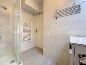 Douche, sèche-cheveux