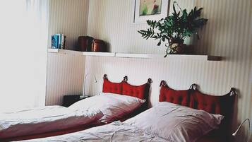 2 makuuhuonetta, työpöytä, silitysrauta/-lauta, ilmainen Wi-Fi