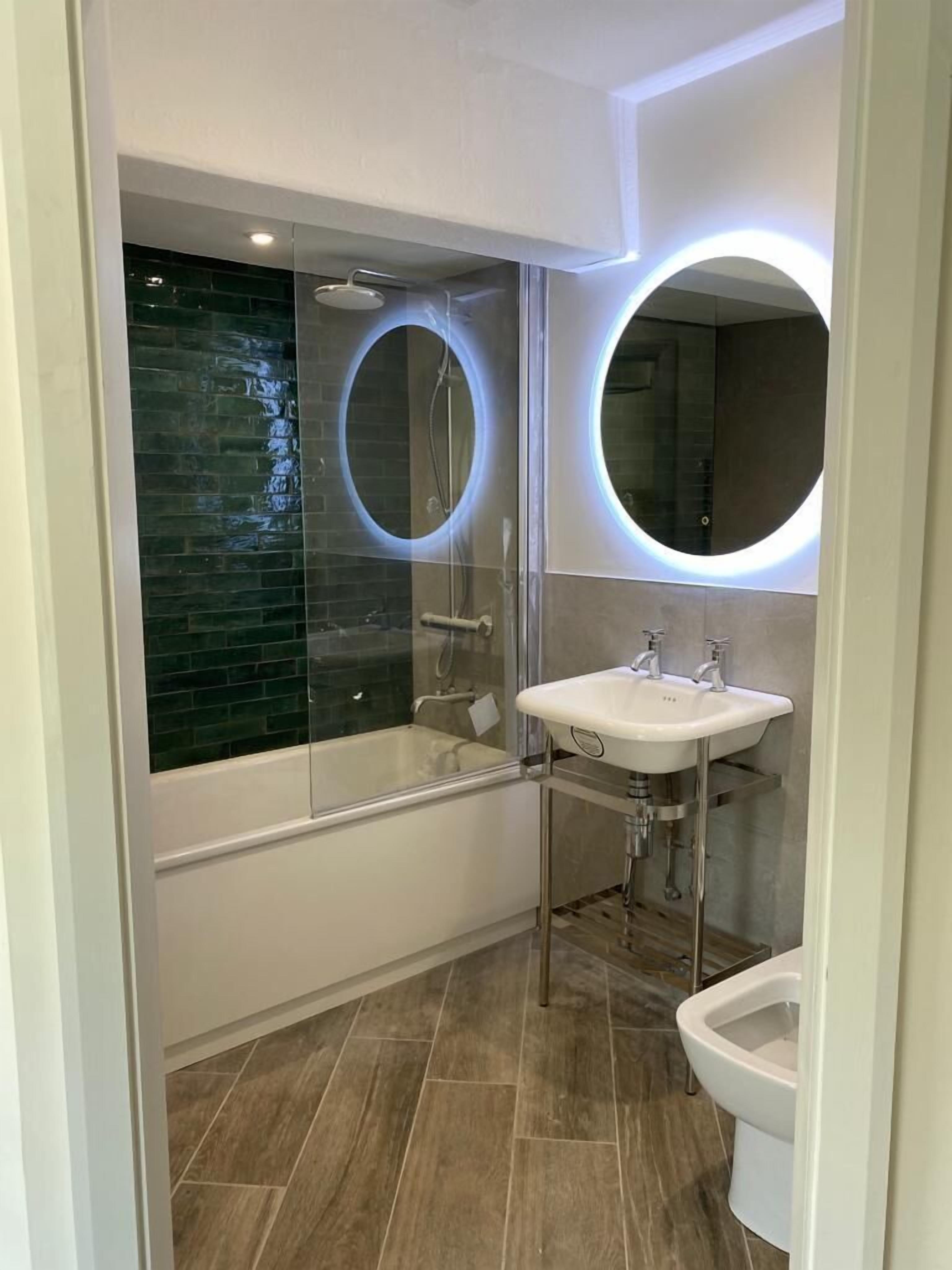 deluxe suite | bathroom | free toiletries, hair dryer, towels