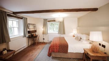 Habitación triple Deluxe | Ropa de cama de alta calidad y decoración personalizada