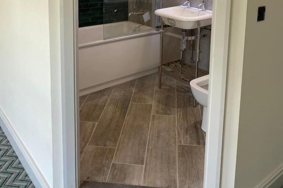 Bañera y ducha independientes, artículos de tocador de diseñador