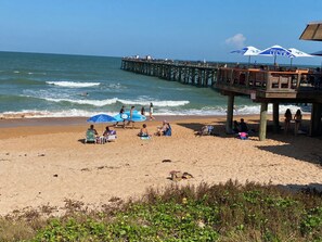 Plage à proximité, chaises longues, serviettes de plage