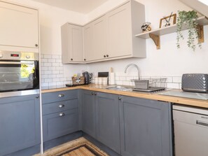 Cottage | Private kitchen | Fridge, dishwasher, electric kettle, toaster