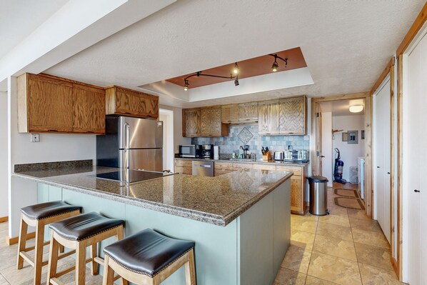 Refrigerador, microondas, horno y parrilla de estufa 