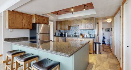 Slopeside gem with private hot tub & pool table - across from Cabriolet Lift