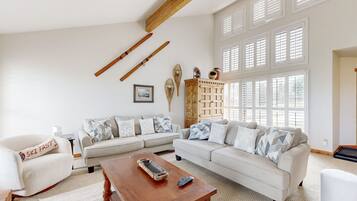 TV, lareira, videogames, DVD player