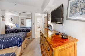 2 habitaciones, tabla de planchar con plancha, internet y ropa de cama